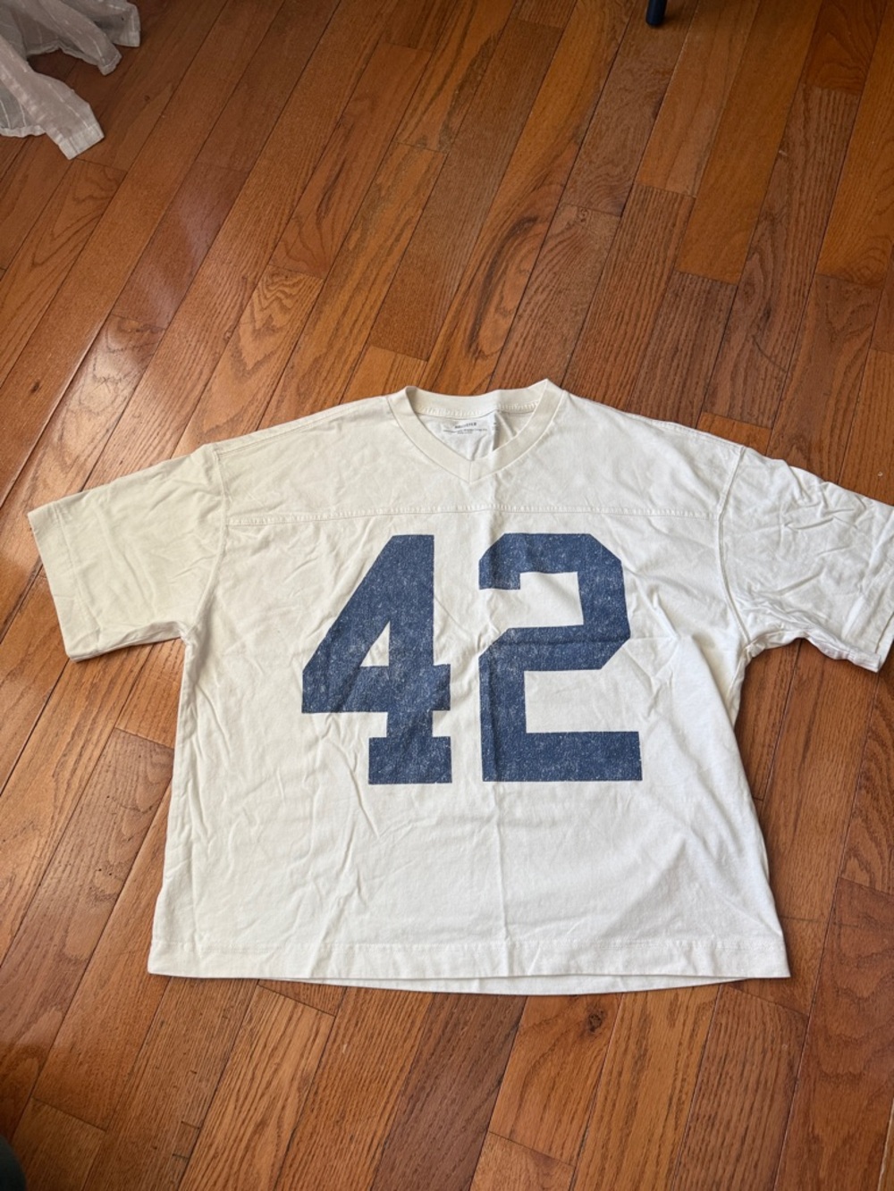 Hollister Heavyweight Baggy Crop Fit Tee in Off-White with Gray Print